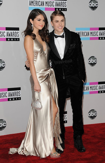 Selena+Gomez+2011+American+Music+Awards+Arrivals+9rsceXUMvbEl