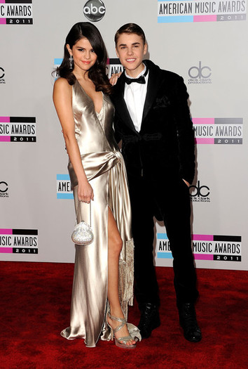 Selena+Gomez+2011+American+Music+Awards+Arrivals+DpwWJLdk_0kl