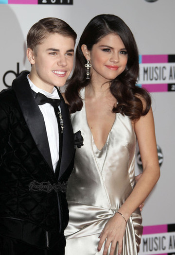 Selena+Gomez+2011+American+Music+Awards+Arrivals+Fo7hk-FR6yLl - American Music Awards 2011