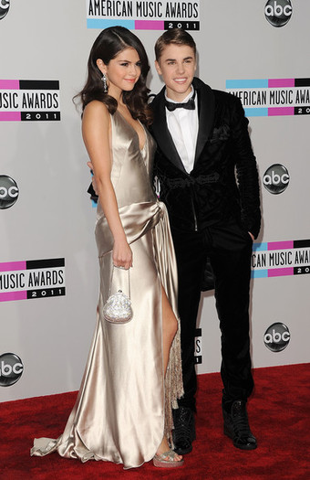 Selena+Gomez+2011+American+Music+Awards+Arrivals+tA6s2tqQ9g8l