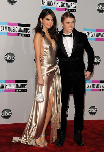 Selena+Gomez+2011+American+Music+Awards+Arrivals+YLjtEq7Czzzl