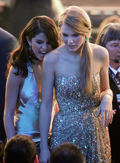 Selena+Gomez+2011+American+Music+Awards+Show+sKhGUL6_a3bl - American Music Awards 2011 - Show