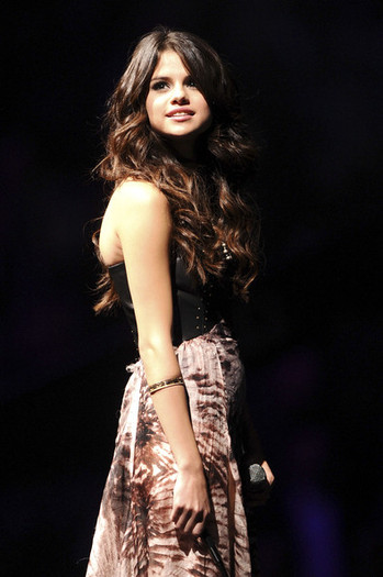Selena+Gomez+MTV+Europe+Music+Awards+2011+pRYnUTCKj5Gl - MTV Europe Music Awards Show - November 6