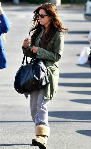 Ashley_Tisdale_1241109757_1[1]