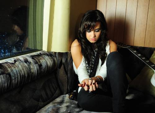 demi era suparata si  a auzit ca a batut cineva la usa ........!!!