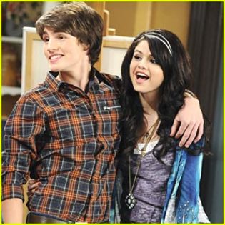 Selena-gomez-gregg-sulkin - Cui ii apartine replica 3