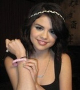 hei fi atenta!!!! uitate la bratara mea!!!!!♥♥ - poze cu selena gomez