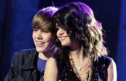 Justin-Bieber-si-Selena-Gomez--noi-semne-de-amor