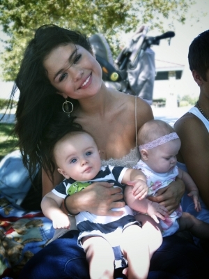 normal_010~19 - Justin and Selena at the Park with some Babies