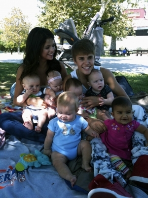 normal_012~15 - Justin and Selena at the Park with some Babies