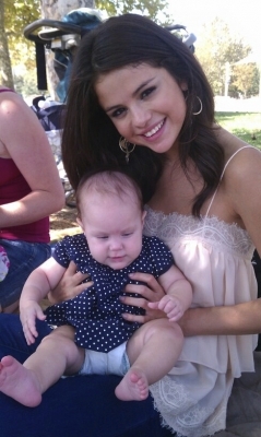 normal_016~12 - Justin and Selena at the Park with some Babies