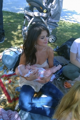 normal_017~11 - Justin and Selena at the Park with some Babies