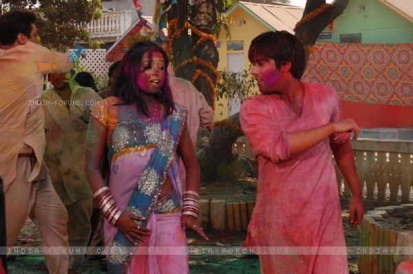 33129-ranvir-and-ragini-doing-dance-in-holi