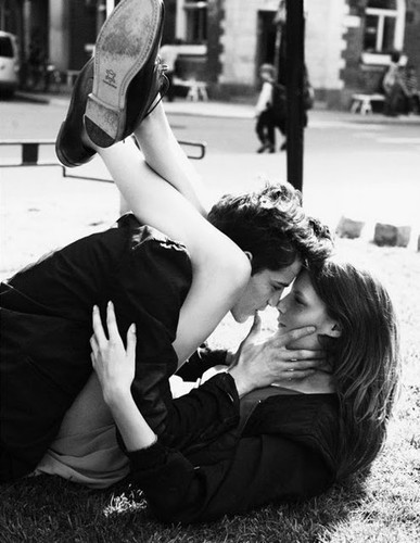 cuddle,hug,kiss,love,passion,black,and,white-bad2cbeb8b3567c27d75f9be1eb6f51d_h_large