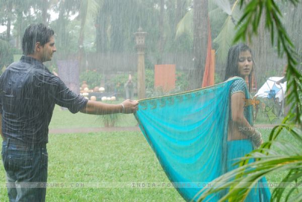 105388-rain-sequence-scene-of-akshara-and-natik - DRAGOSTE DULCE AMARA-serial