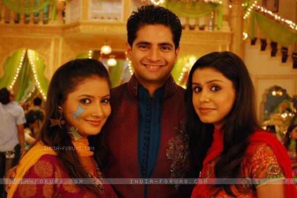 150868-naitik-with-his-sisters-rashmi-and-nandini