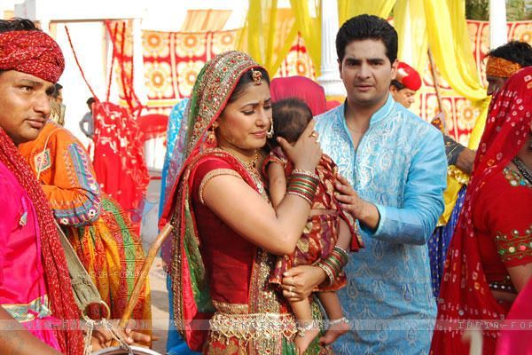 164024-akshara-and-naitik-with-ananya