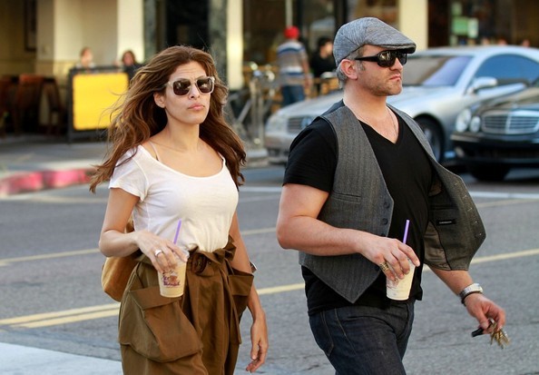 Eva - x - Eva Mendes at the Coffee Bean