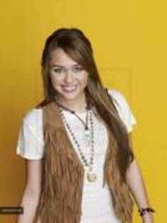 11704454_CIOWHRARZ - miley sedinta foto4