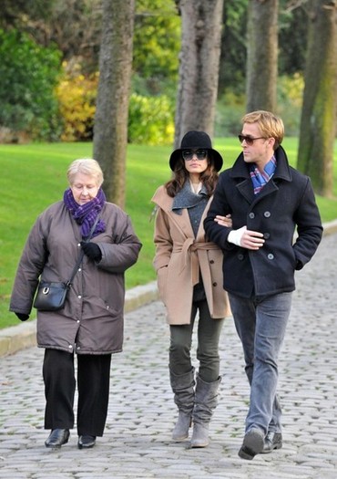 Eva and Ryan (21) - x - Eva Mendes and Ryan Gosling Out and About