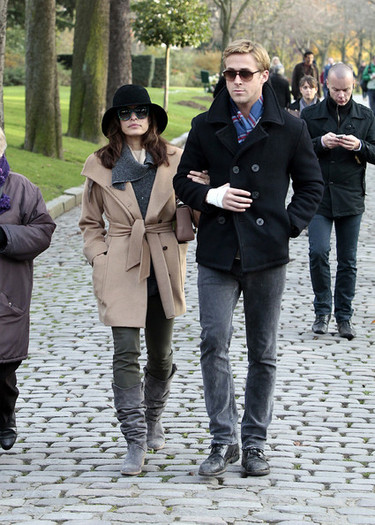 Eva and Ryan (32) - x - Eva Mendes and Ryan Gosling Out and About