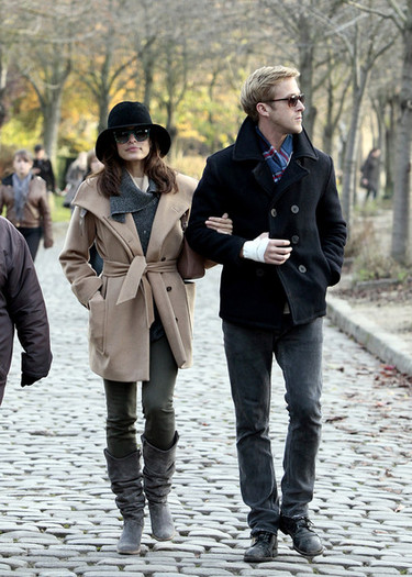 Eva and Ryan (33) - x - Eva Mendes and Ryan Gosling Out and About