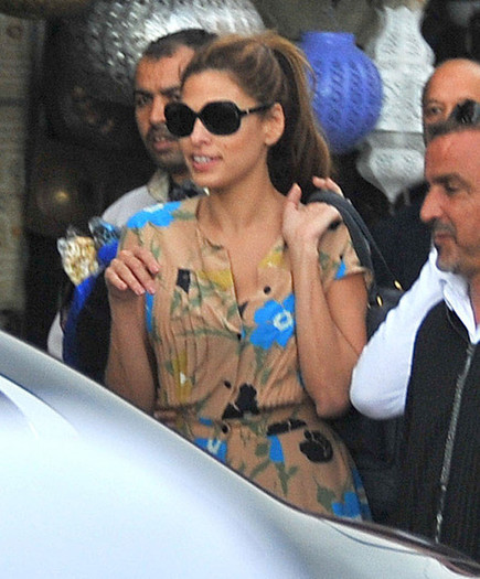 Eva (11) - x - Eva Mendes Out Shopping At The Souks Of Marrakech