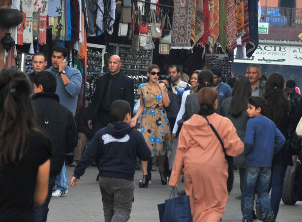 Eva (12) - x - Eva Mendes Out Shopping At The Souks Of Marrakech