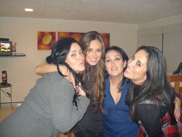 24956110381308975717100 - 1-Anahi New 2010-1
