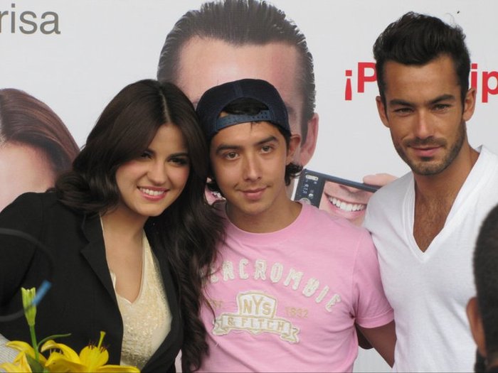 Maite y Aaron - Maite-FIRMA DE AUTOGRAFOS-COLGATE