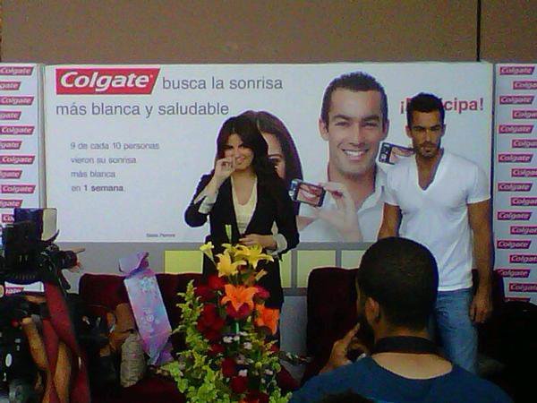 Maite y Aaron - Maite-FIRMA DE AUTOGRAFOS-COLGATE