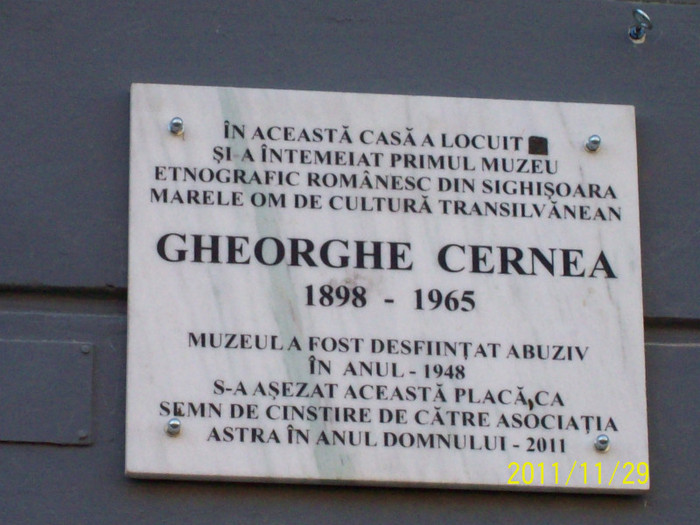 113_0820 - Dezvelire de placa comemorativa la Sighisoara in 26 noe 2011 a folcloristului Gh Cernea de catre Soc