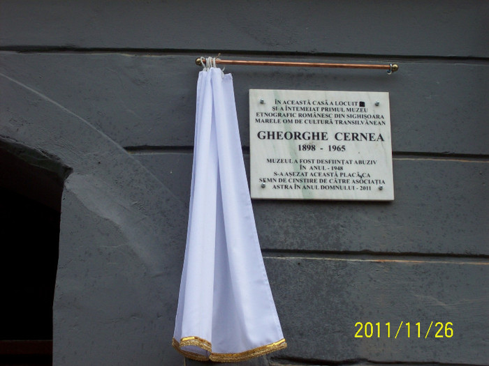 113_0706 - Dezvelire de placa comemorativa la Sighisoara in 26 noe 2011 a folcloristului Gh Cernea de catre Soc
