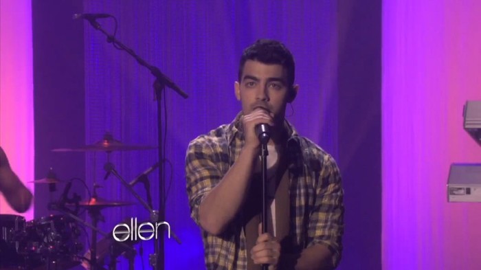 bscap0011 - Joe Jonas Performs Just in Love