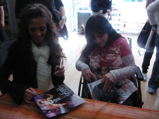 018 - 1-Anahi Tarde de Autografos na Feira Mix em Santiago Chile