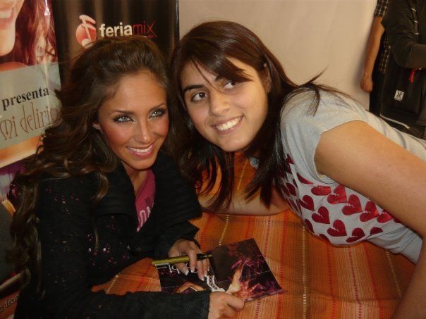 069 - 1-Anahi Tarde de Autografos na Feira Mix em Santiago Chile