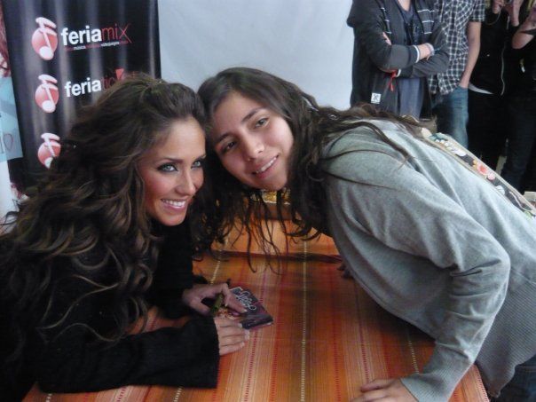 071 - 1-Anahi Tarde de Autografos na Feira Mix em Santiago Chile