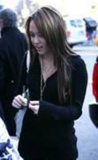 UUCOWATOQUZODEUCWGW - poze cu myley cyurs si selena gomez