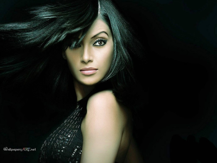 bipasha-basu-hot-model-1024x768-wallpaper