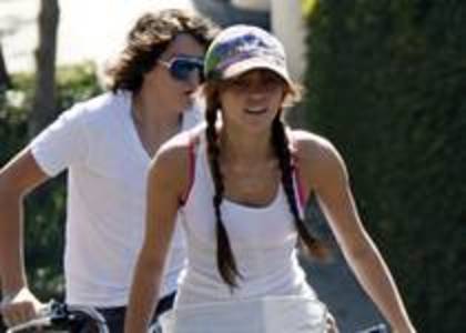 JWUTJZCZLYOJJVYGWIX - poze cu myley cyurs si selena gomez