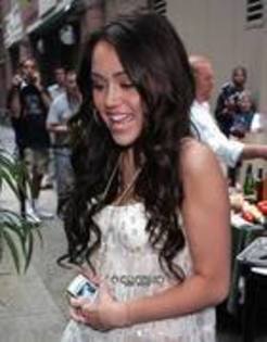 QILDQAYDNCJKIHBVFJN - poze cu myley cyurs si selena gomez