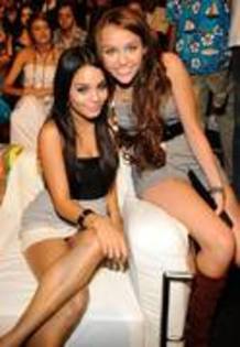 RHEGQVQQBEREMSTHDMV - poze cu myley cyurs si selena gomez
