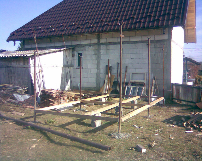 inceput de constructie; cu timpul evoluam si avem nevoie de ceva mai bun pentru noi si pentru porumbeii nostri
