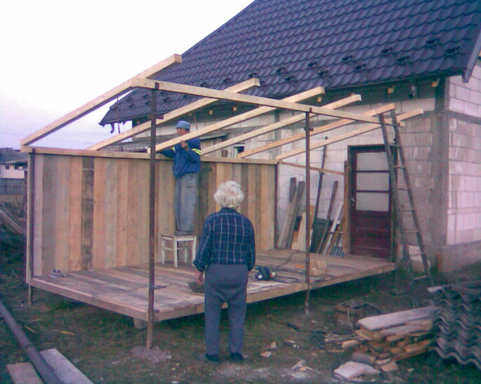 incepe sa prinda contur; Vecinul mereu prezent sa afle ce mai e nou in timp ce tata batea de zor la cuie.
