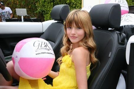 Bella_Thorne_1259504442_1