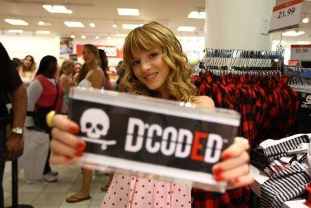 Bella_Thorne_1259504579_4