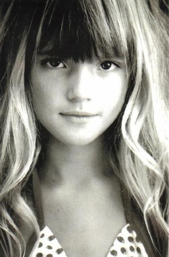 Bella_Thorne_1259504824_4