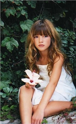 Bella_Thorne_1259504840_4