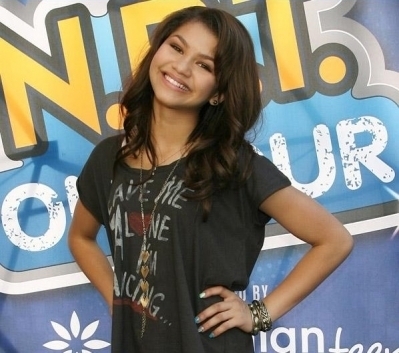 RADIO-DISNEY-S-N-B-T-NEXT-BIG-THING-CONCERT-TOUR-15-OCTOBER-2011-zendaya-coleman-26111045-399-353_la