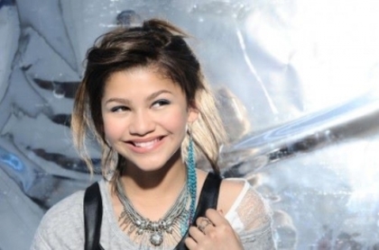 Zendaya-Photoshoots-zendaya-coleman-25854297-400-265_large